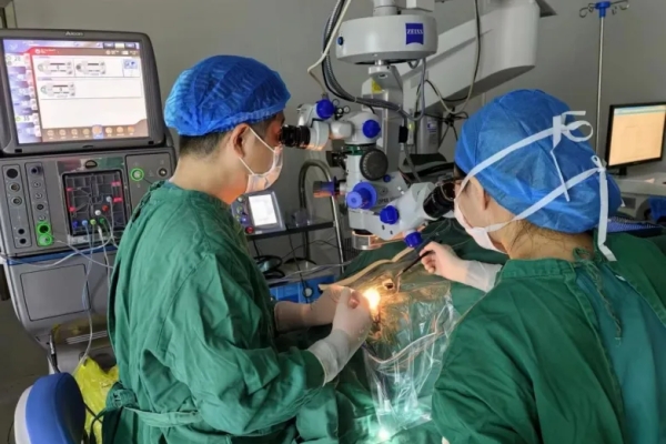 高三遇視網膜脫離危機，鞏膜外加壓術成視力“救星”